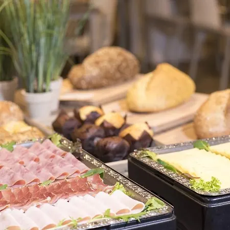 Hotel Court Garden 4*